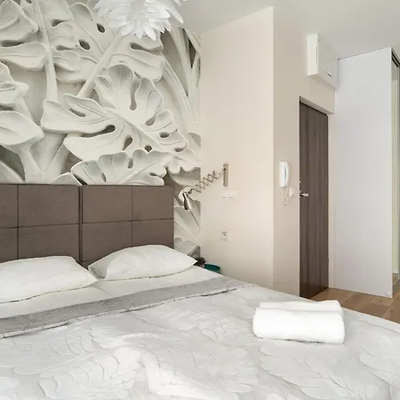 Stylowe I Eleganckie Studia Very Berry W Poznaniu By Renters Apartamento