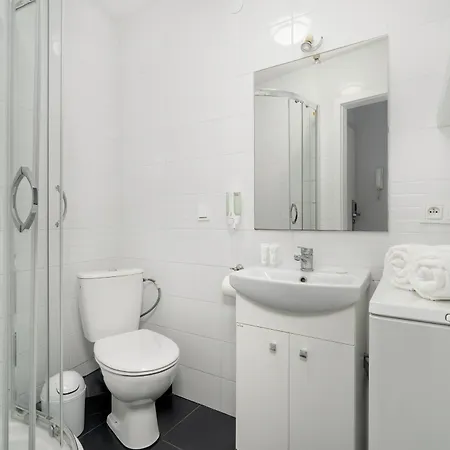 Stylowe I Eleganckie Studia Very Berry W Poznaniu By Renters Poznan